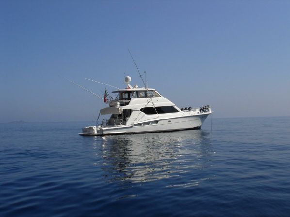 Luxury yacht for Sale | Makaira by Hatteras Yachts