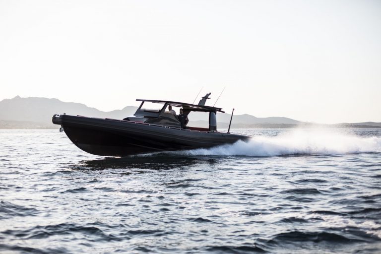 685A4024 | Black Shiver 140 (New)