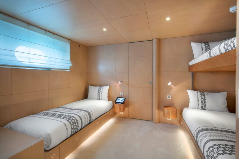 BM twin cabin + pullman bed | BLUE MAGIC